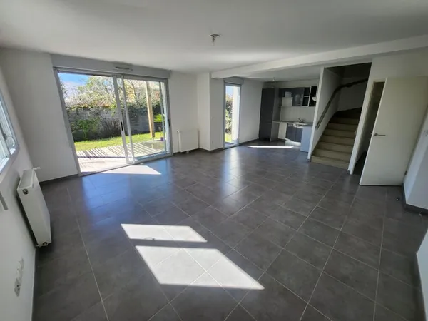 À LOUER VILLA T4 EN COPROPRIÉTÉ AVEC ÉTAGE ET GARAGE CASTELGINEST (31780)