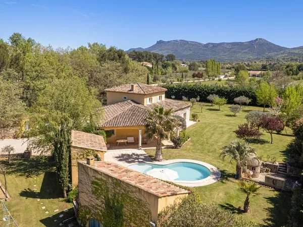 Maison 6 pièces 230 m²