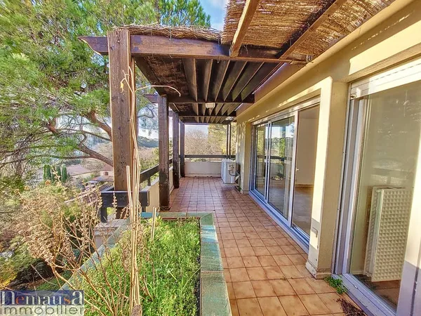 Nîmes, appartement avec 3 chambres ,une terrasse et un garage