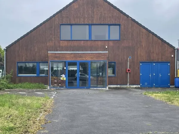Local commercial 623 m²