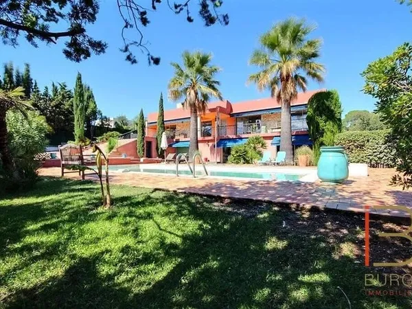 Villa 12 pièces 345 m²