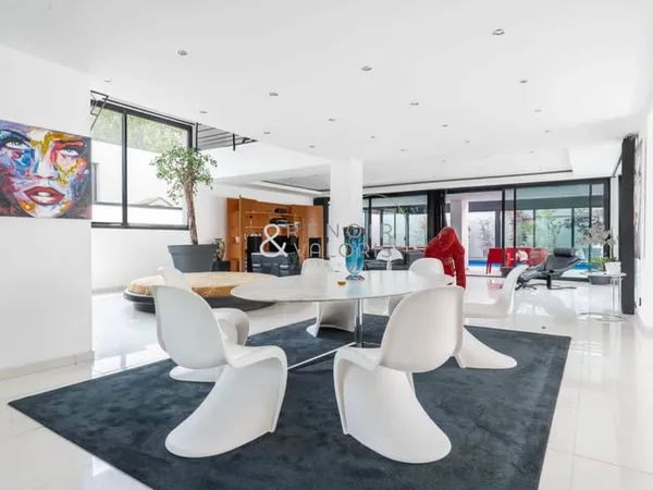 Maison 7 pièces 370 m²