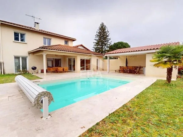 Maison 5 pièces 221 m²