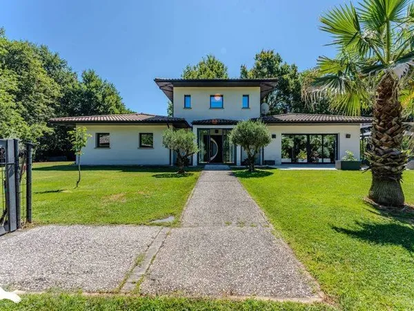 Maison 6 pièces 243 m²