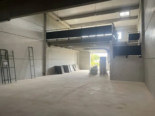 Entrepôt 280 m²