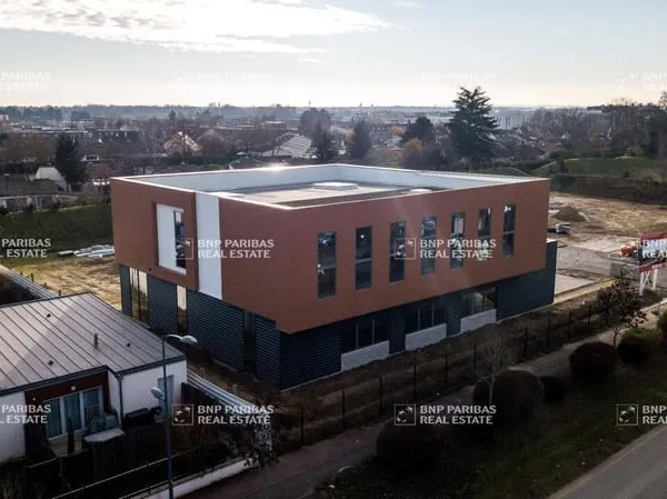 Local d'activité 1273 m²