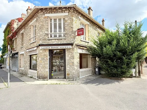 Local commercial 4 pièces 230 m²
