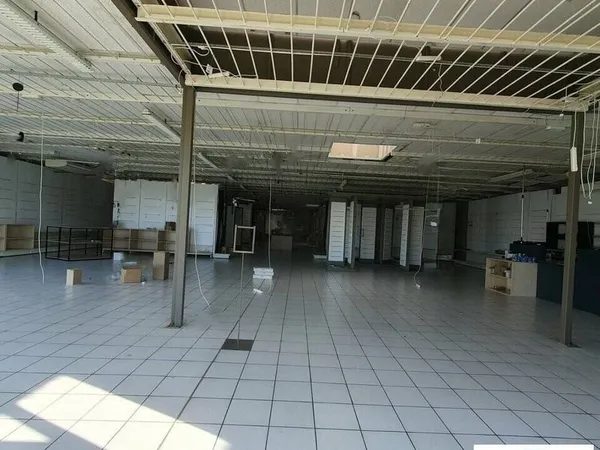 Local commercial 808 m²