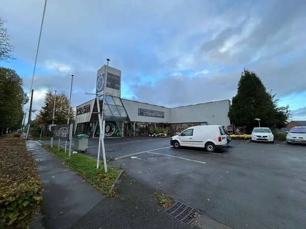 Local commercial 399 m²