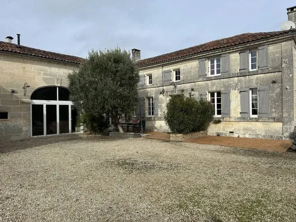 Maison 7 pièces 230 m² 