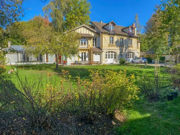 Maison 8 pièces 302 m²