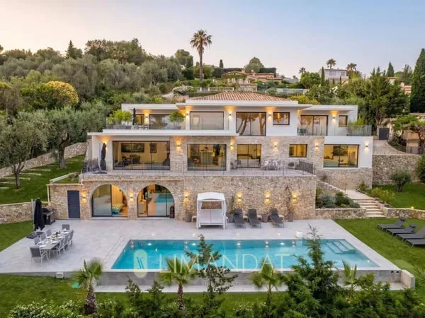 Villa 6 pièces 370 m²