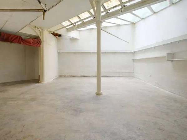 Local 1 pièce 130 m²