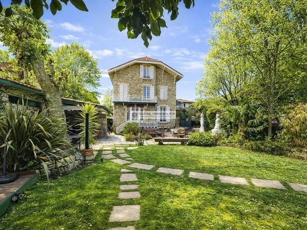 Maison 11 pièces 427 m² 