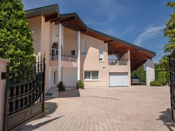 Maison 8 pièces 205 m² 