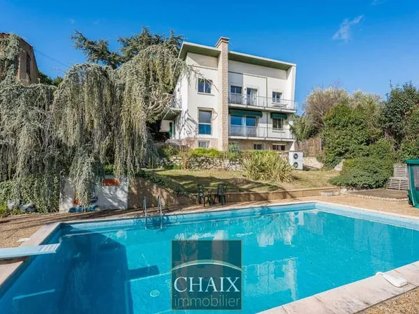 Villa 8 pièces 200 m² 