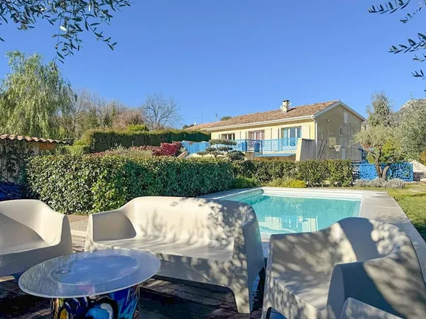 Maison 6 pièces 241 m² 