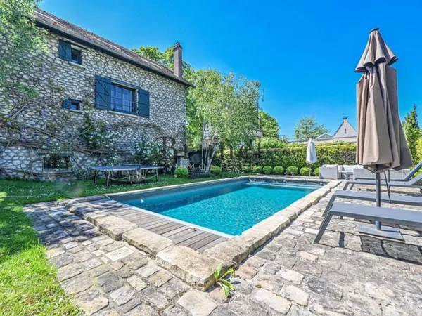 Maison 8 pièces 242 m² 