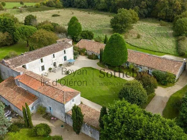 Château 32 pièces 666 m² 