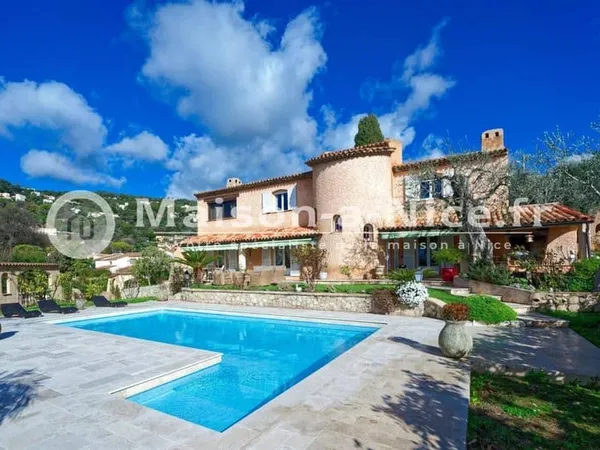 Villa 6 pièces 243 m² 