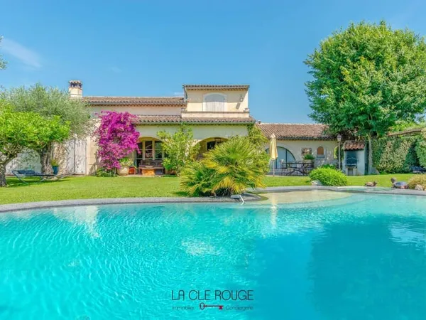 Mas provençal 6 pièces 216 m² 