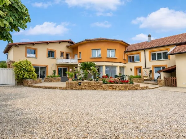 Maison 7 pièces 325 m²