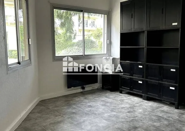 Local commercial 1 pièce 69 m²