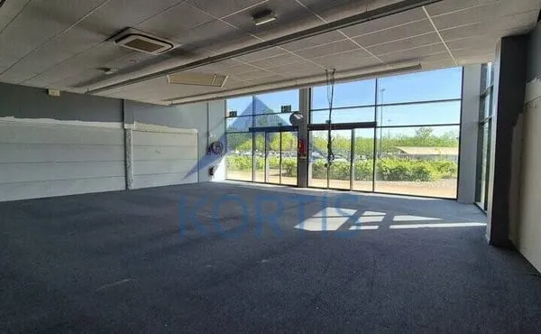 Local commercial 576 m²