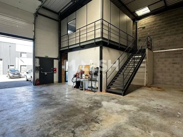 Local d'activité 143 m²