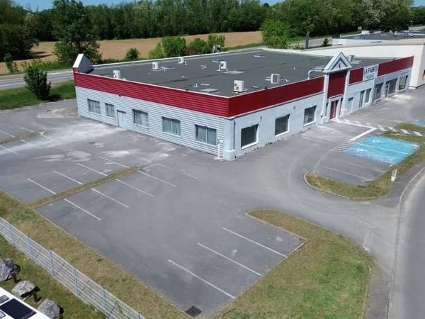 Local commercial 650 m²