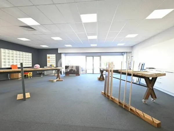 Local commercial 248 m²