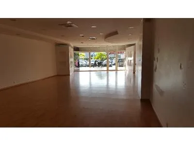 Local commercial d'une surface de 140 m2 env, en parfait état, immeuble avec parking