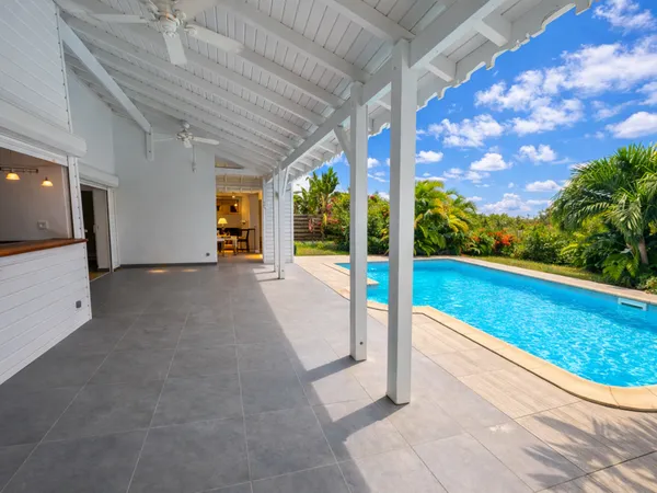 Villa 4 chambres de 135m2 environ sur un terrain de 1100 m2 avec piscine.