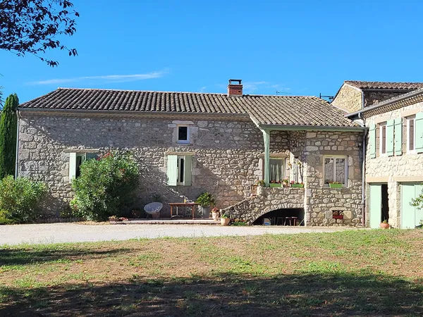 Belle maison en pierre avec piscine et grand terrain / Lupé