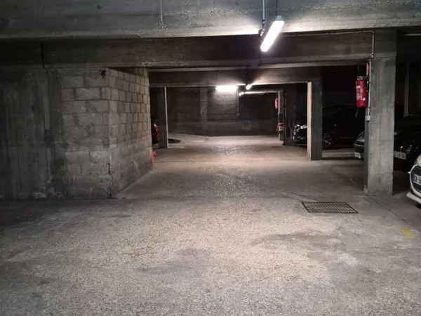 Place de parking - St Maurice - Proche place Montgolfier