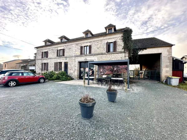 Belle bâtisse en pierre avec grandes dépendances, terrain 54