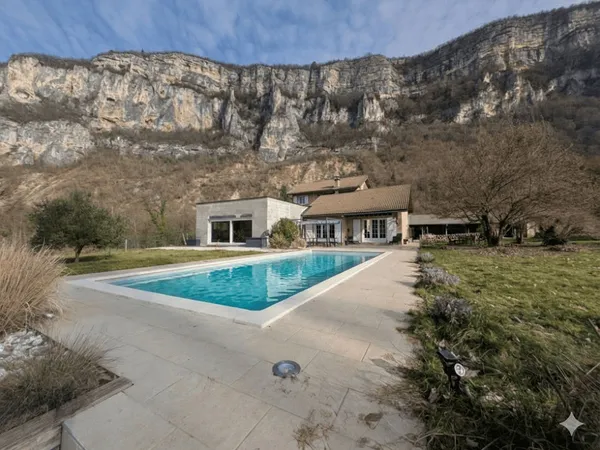 MAISON AVEC PISCINE ET DEPENDANCES
