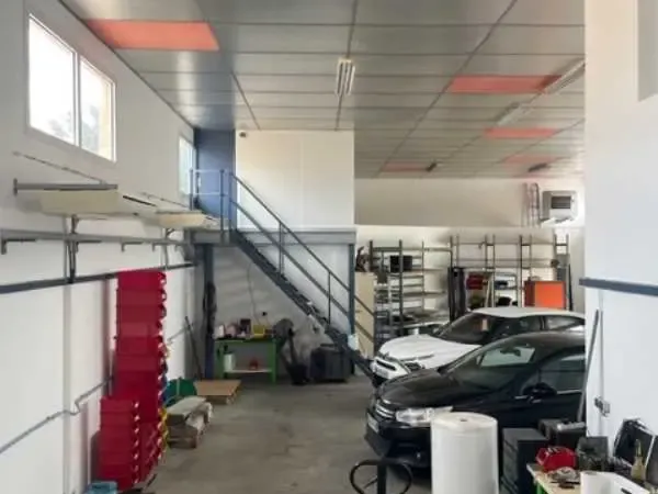 A LOUER - Local d'activités avec cour extérieure