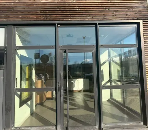 À LOUER - Local commercial 236 m² - CENTRE COMMERCIAL L'Isle-d'Abeau