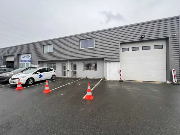 À louer - Local d'activités avec bureaux - 500 m² non divisibles - Arnas (69400)