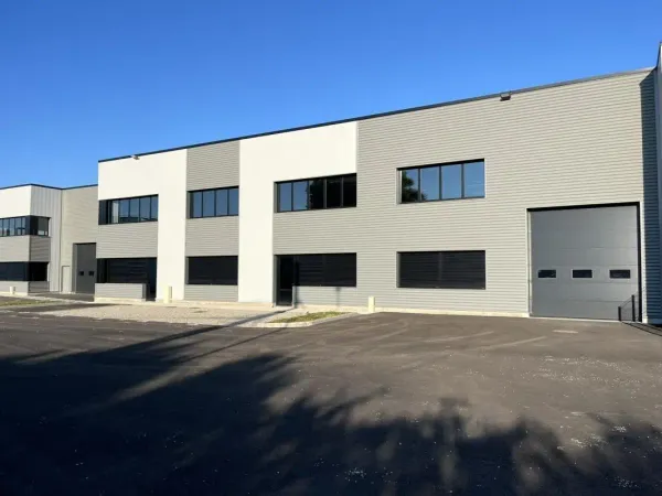 A VENDRE OU A LOUER - Locaux d'activités avec bureaux - 4 301 m² divisibles à partir de 323 m² - Pie