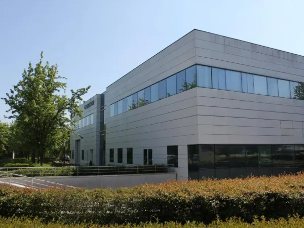 A louer, Locaux d'activité 1 645 m² divisibles certifiés HQE - Paris Nord 2 - RER B