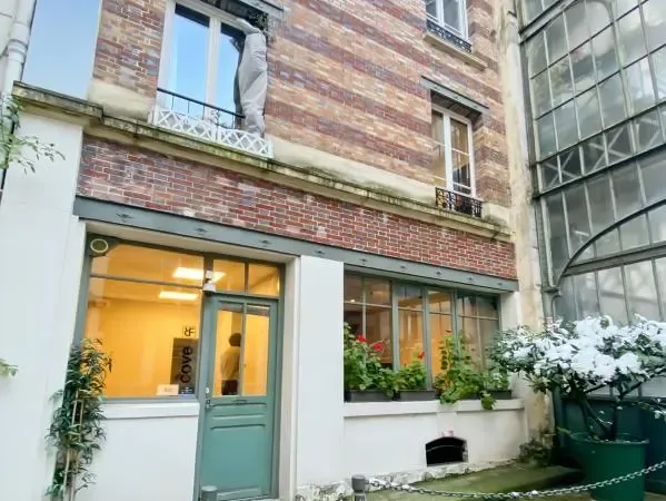 Très calme et atypique! Local professionnel sur cour pavée en duplex