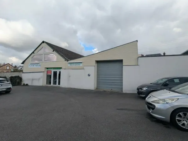 LOCAL COMMERCIAL/ STOCKAGE A LOUER