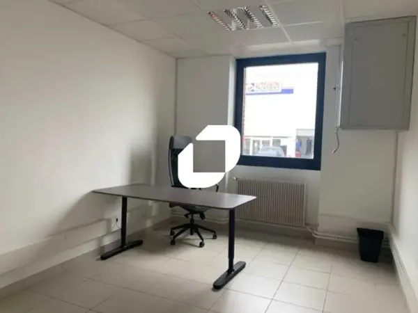 A LOUER, BUREAUX EN RDC RARE SUR LE SECTEUR PROCHE A13 