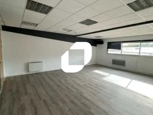 A LOUER, BUREAUX RENOVES