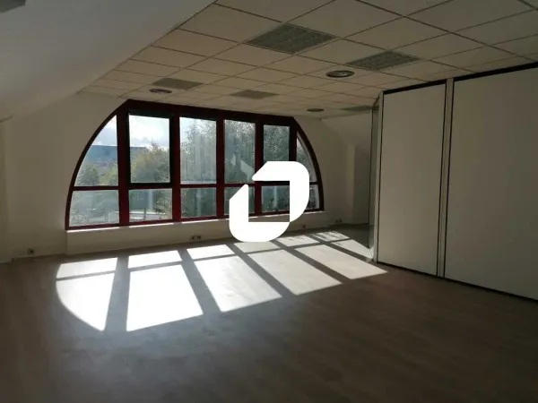 A LOUER, Bureaux refaits à neuf lumineux et climatisés