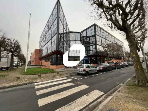 A LOUER, PROCHE DE L'AUTOROUTE A4