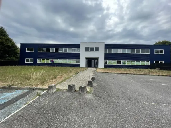 Bureaux à louer à Orvault avec parking sécurisé et espaces rénovés