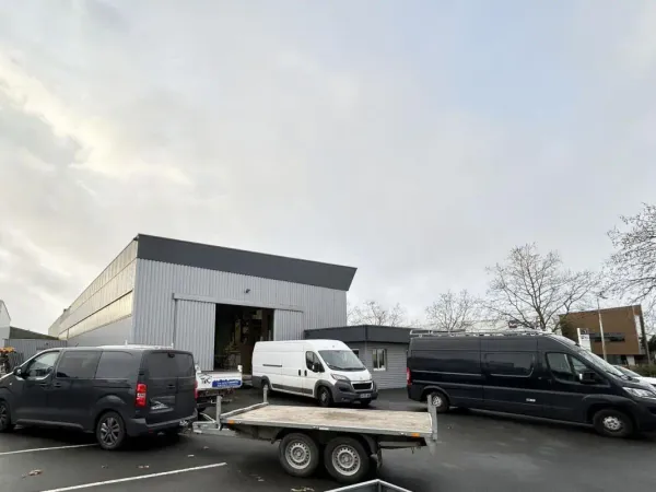 Bureaux et entrepôt à louer à Les Sorinières avec stockage extérieur